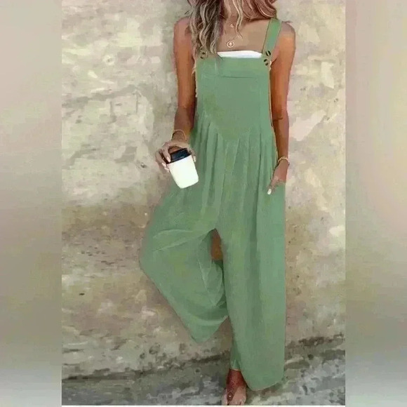 Woman’s flowy green romper - Picture 1 of 3